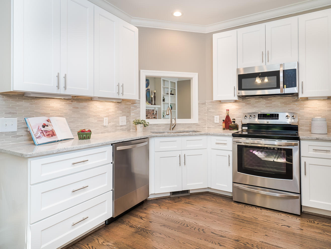 Brooklyn White kitchen with 42-inch upper cabinets without cabinet crown molding